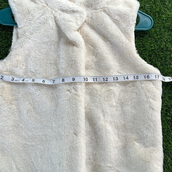 EPIC THREADS Ivory Faux Fur Girls Vest size large - Picture 3 of 5